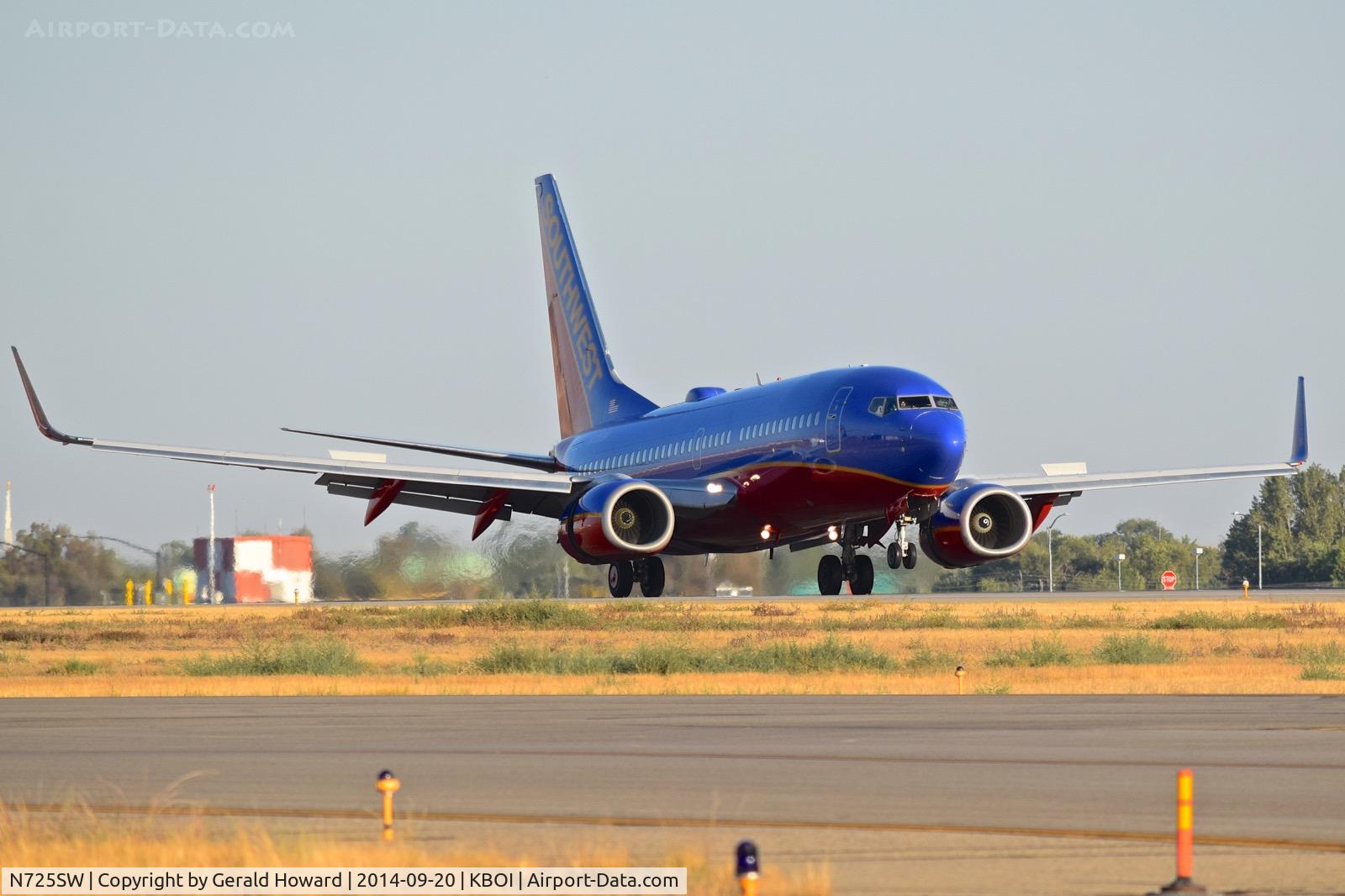 N725SW, 1999 Boeing 737-7H4 C/N 27857, Landing RWY 10R.