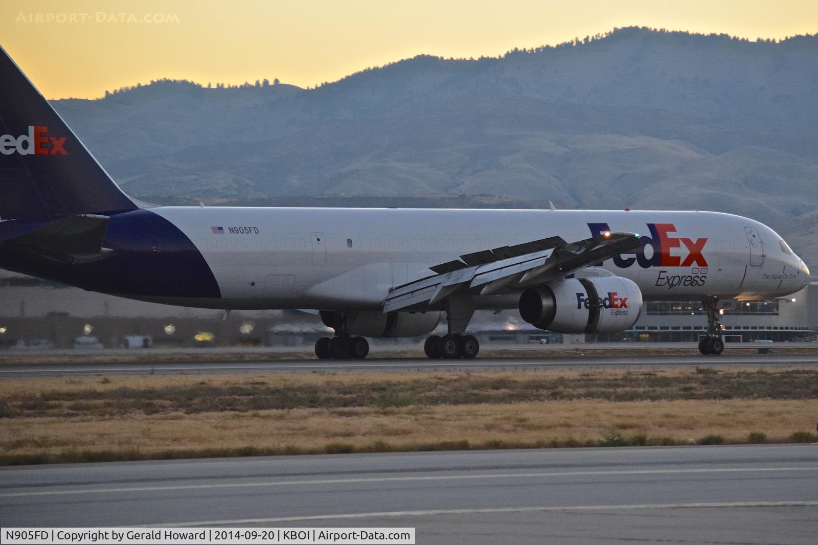N905FD, 1993 Boeing 757-2B7 C/N 27145, Landing roll out on RWY 10R.