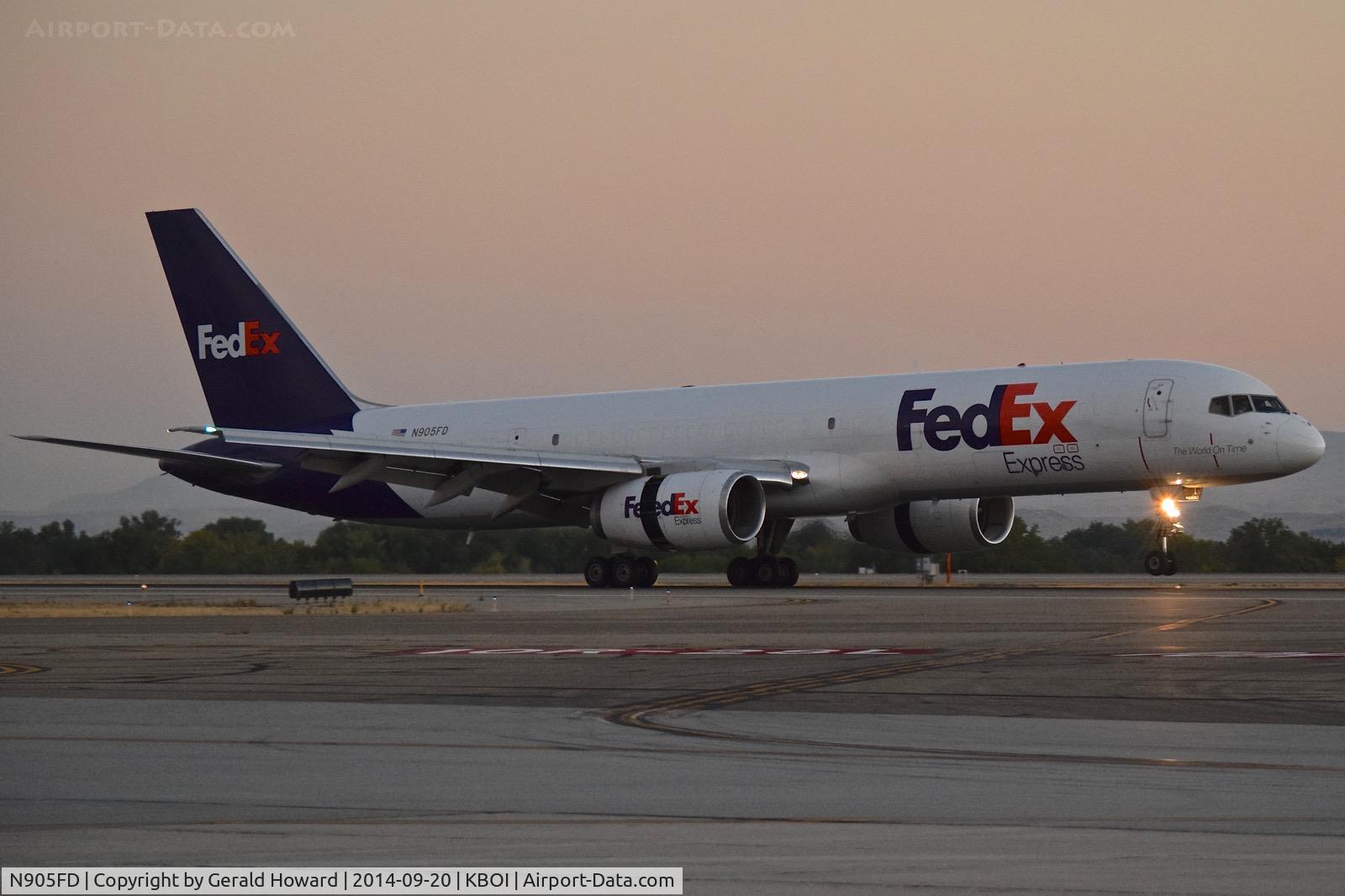 N905FD, 1993 Boeing 757-2B7 C/N 27145, Early morning landing on RWY 10R.