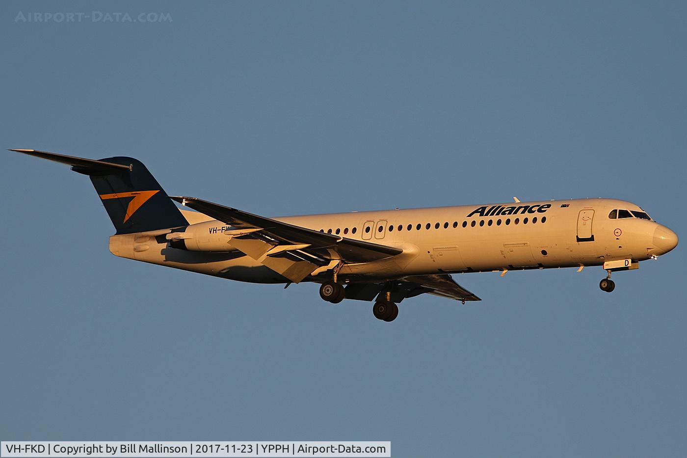 VH-FKD, 1991 Fokker 100 (F-28-0100) C/N 11357, FINALS TO 2 1