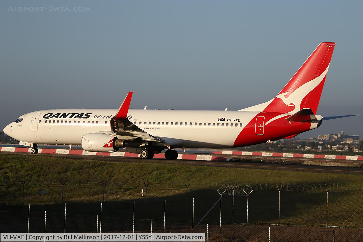 VH-VXE, 2001 Boeing 737-838 C/N 30899, TAXI TO 34R