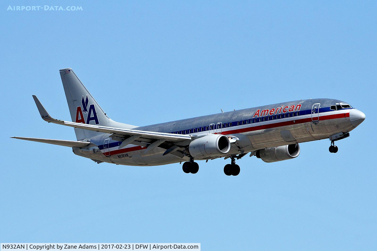N932AN, 2000 Boeing 737-823 C/N 29530, Arriving at DFW Airport