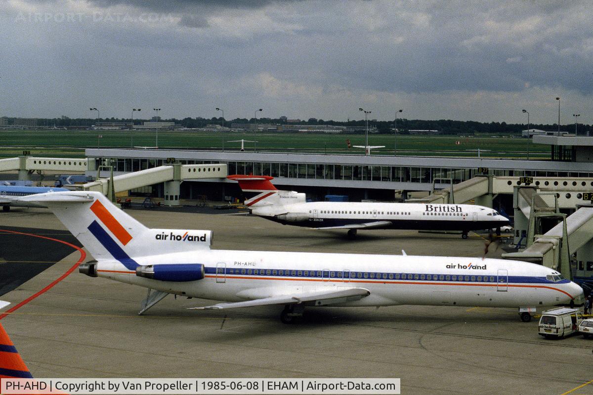 PH-AHD, 1973 Boeing 727-2H3 C/N 20822, Air Holland Boeing 727-2H3 at the pier at Schiphol airport, the Netherlands, 1985