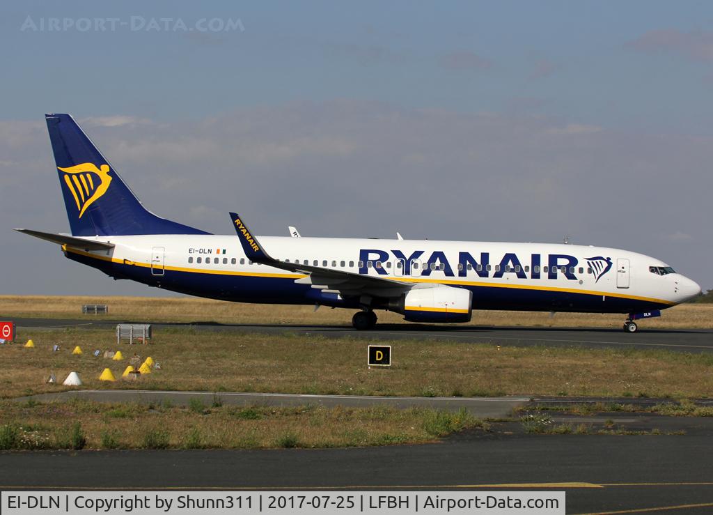 EI-DLN, 2006 Boeing 737-8AS C/N 33595, Taxiing to the Terminal...