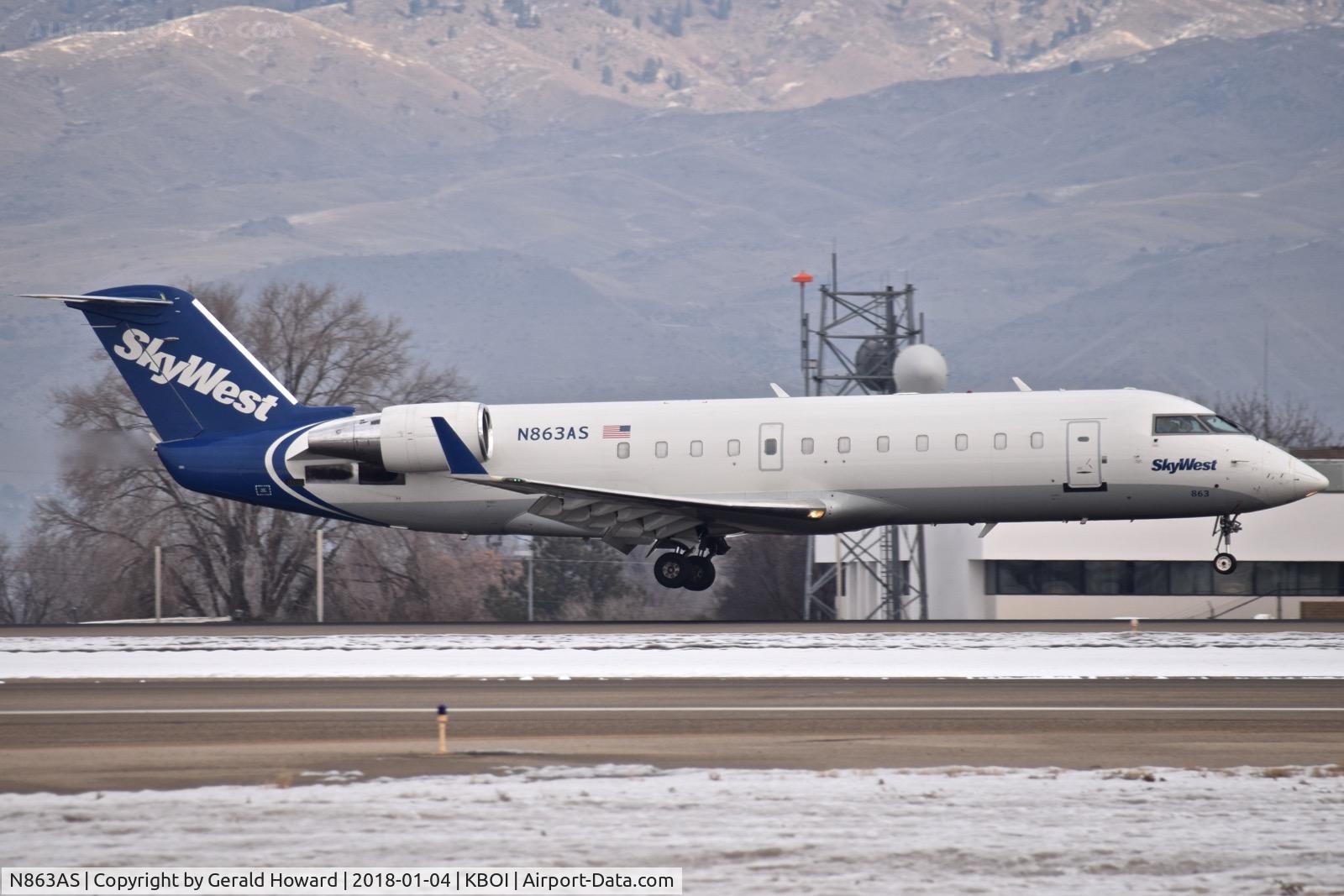 N863AS, 2001 Bombardier CRJ-200ER (CL-600-2B19) C/N 7487, Landing RWY 10L.