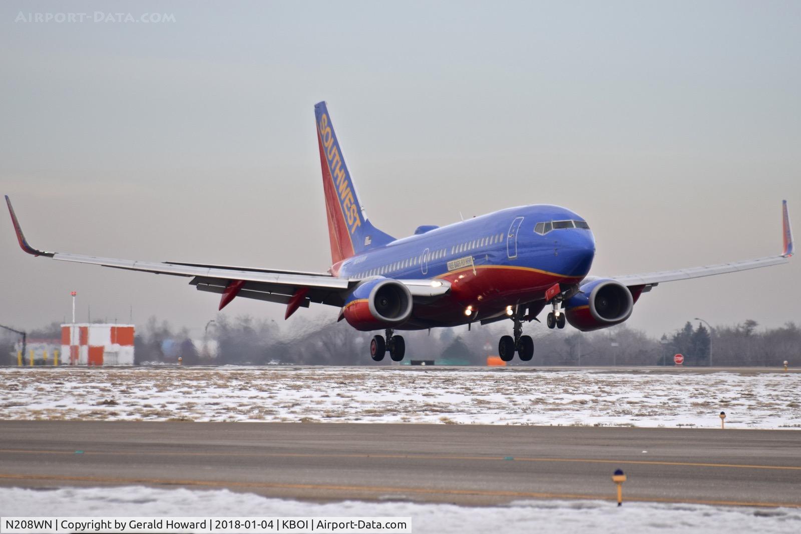 N208WN, 2005 Boeing 737-7H4 C/N 29856, Landing RWY 10R.