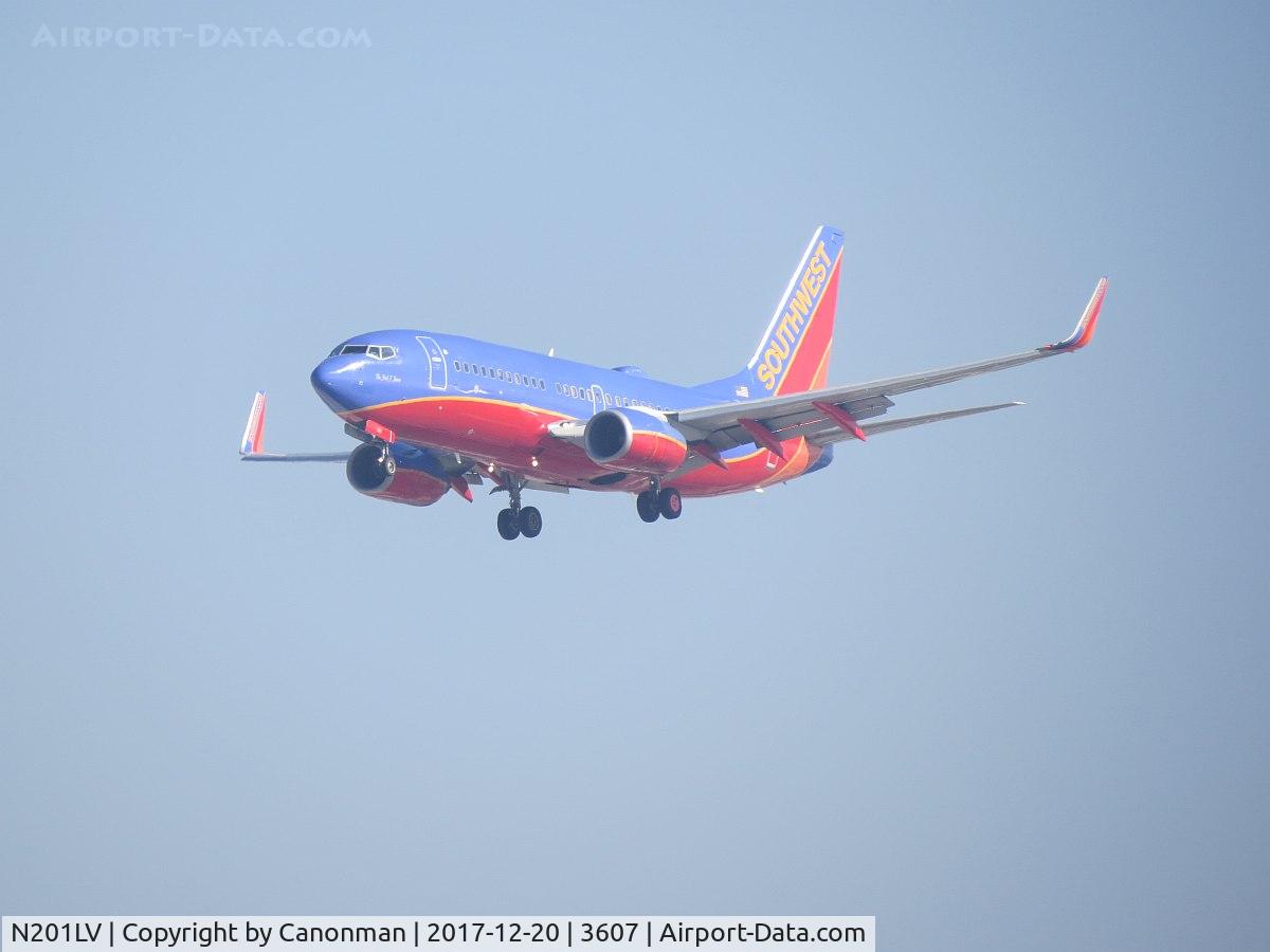 N201LV, 2005 Boeing 737-7H4 C/N 29854, Landing