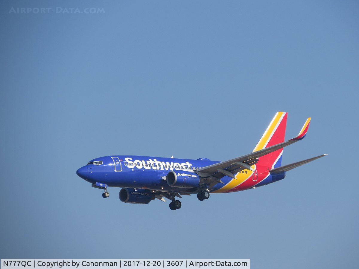 N777QC, 2000 Boeing 737-7H4 C/N 30592, Landing