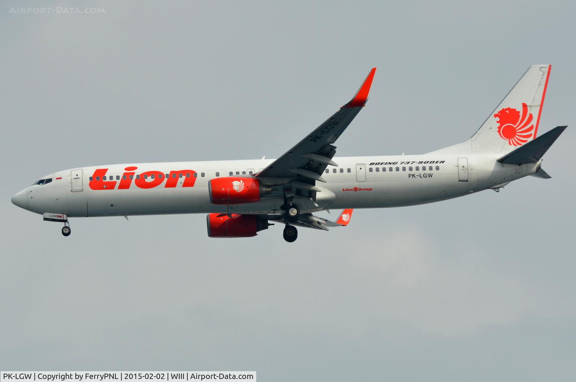 PK-LGW, 2010 Boeing 737-9GP/ER C/N 37269, Lion Air B739 arriving