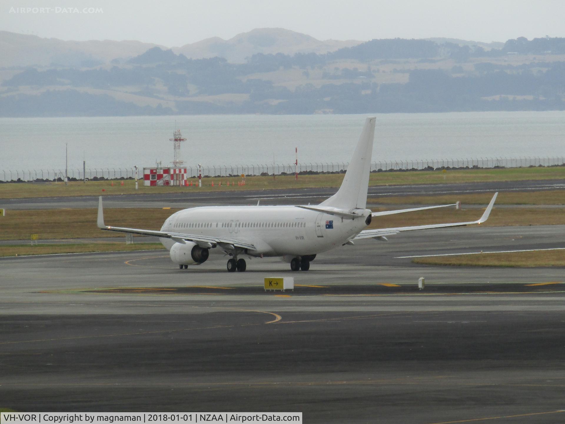 VH-VOR, 2004 Boeing 737-8FE C/N 33799, taxying out to depart