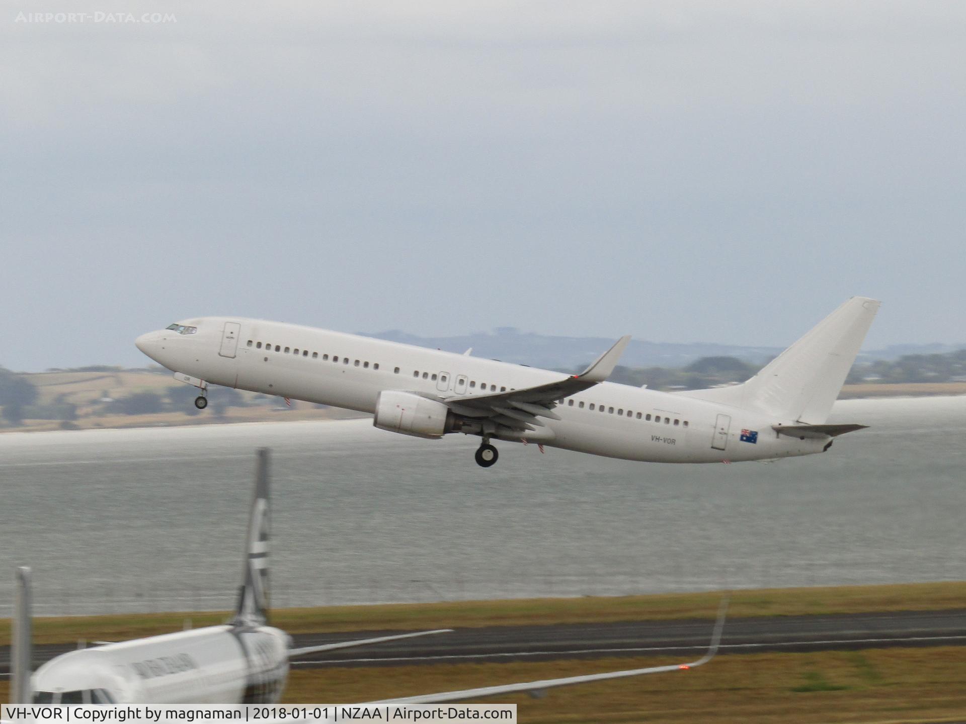 VH-VOR, 2004 Boeing 737-8FE C/N 33799, lift off
