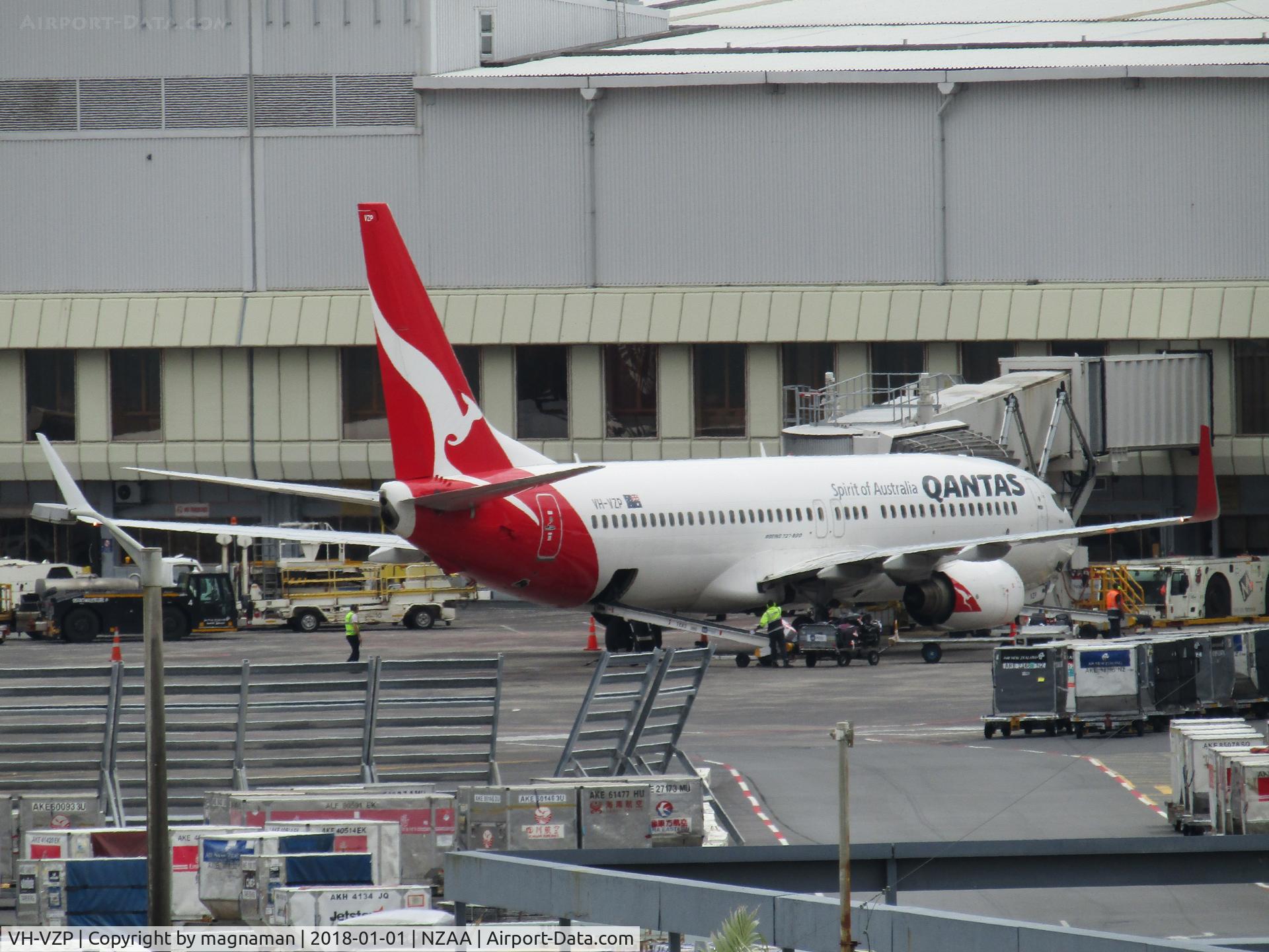 VH-VZP, 2011 Boeing 737-838 C/N 39362, on stand