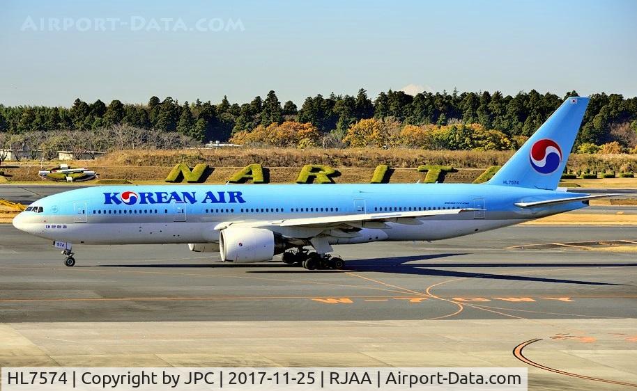 HL7574, 2000 Boeing 777-2B5/ER C/N 28444, Taxi with NARITA sign behind