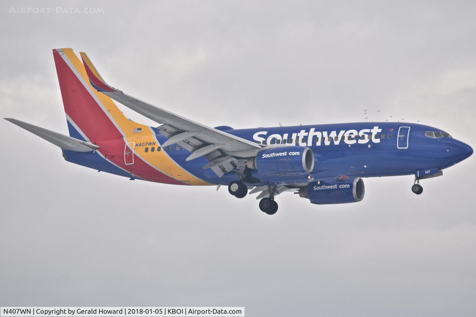 N407WN, 2001 Boeing 737-7H4 C/N 29817, Landing RWY 10L.