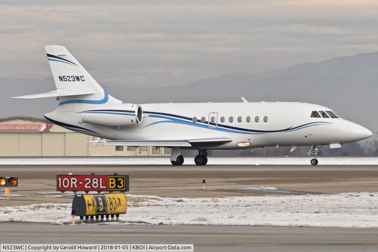 N523WC, 2003 Dassault Falcon 2000 C/N 212, Take off run on RWY 10R.