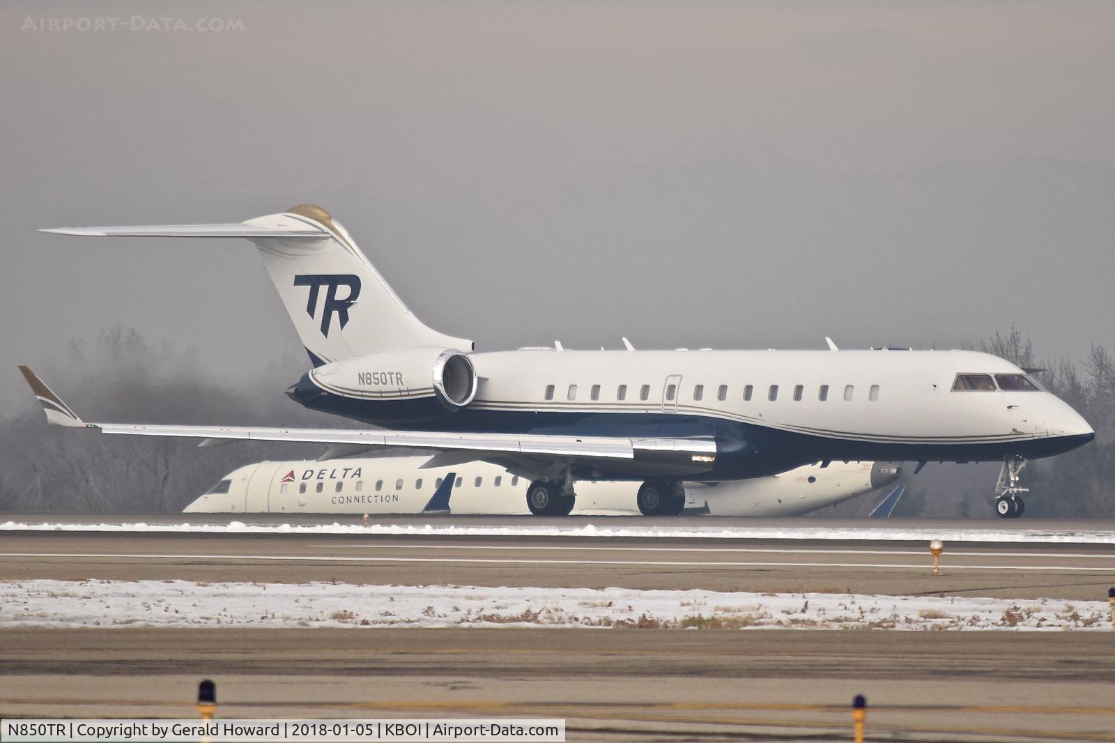 N850TR, 1999 Bombardier BD-700-1A10 Global Express C/N 9027, Starting take off roll on RWY 10L.