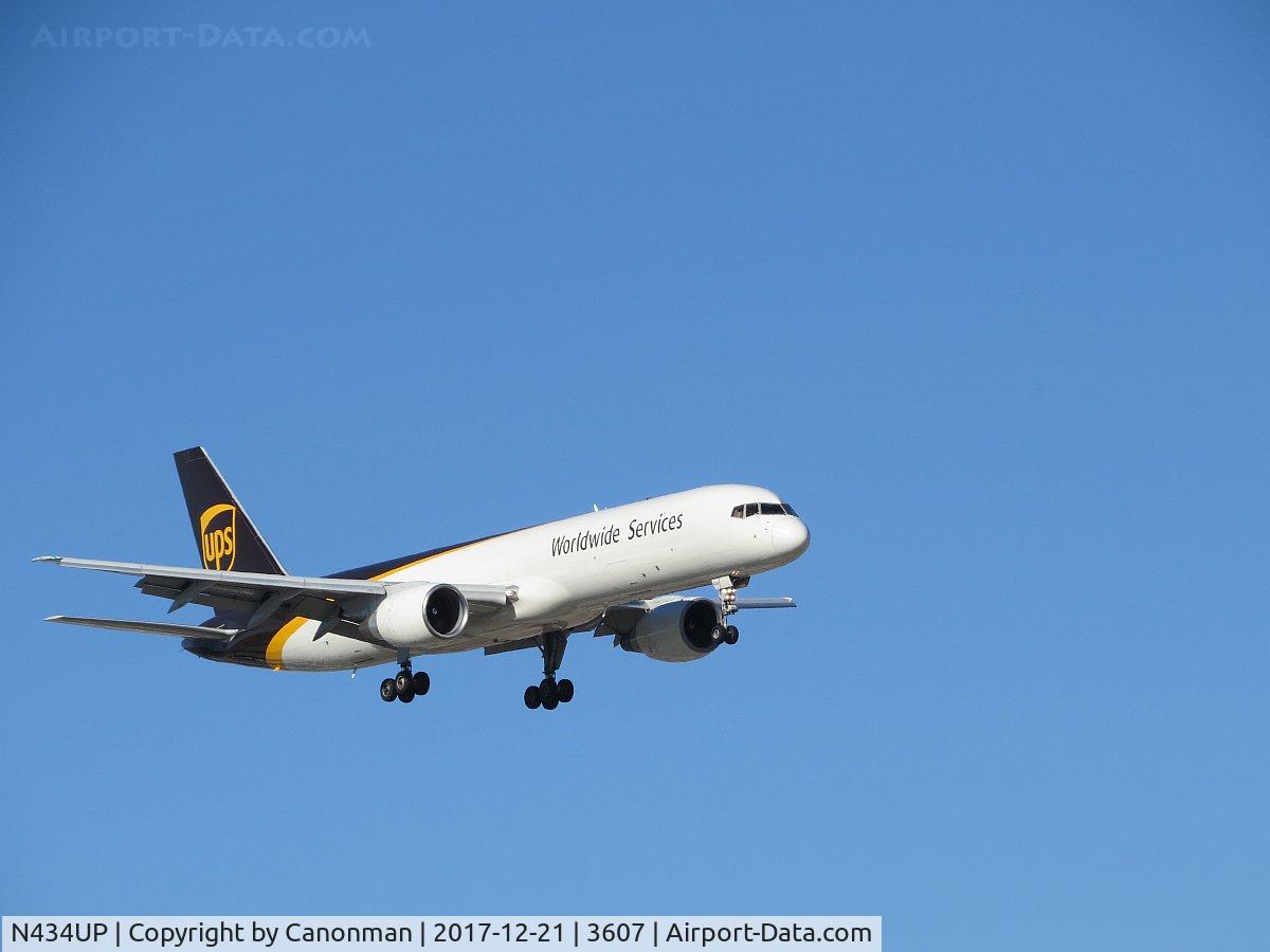N434UP, 1993 Boeing 757-24APF C/N 25465, Landing
