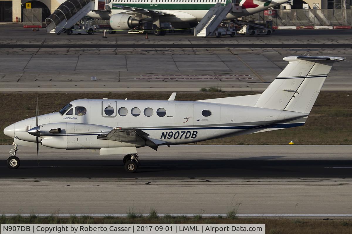 N907DB, 1985 Beech 300 C/N FA-85, Runway 31
