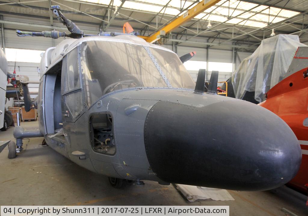 04, Westland Lynx HAS.2(FN) C/N 04, Stored French Navy in the storage hangar... Hardly able to take a picture due to the compressed area...