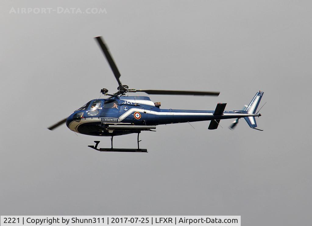 2221, Aérospatiale AS-350BA Ecureuil C/N 2221, Passing above Rochefort Naval Museum during my visit...