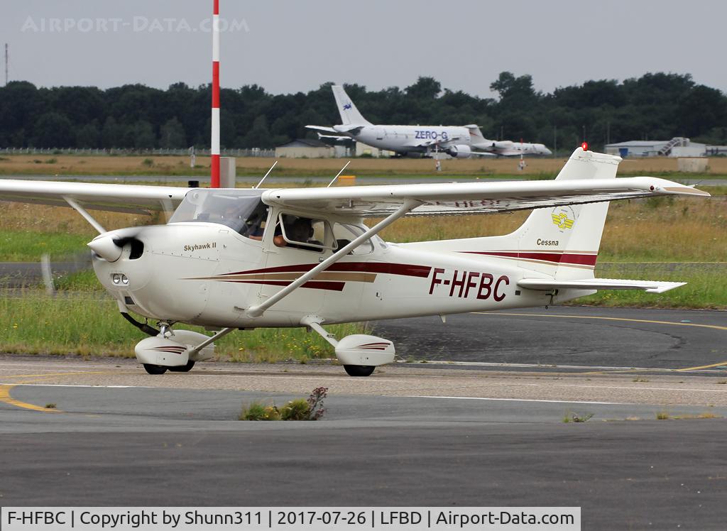 F-HFBC, Cessna 172S SP, Taxiing to his parking...