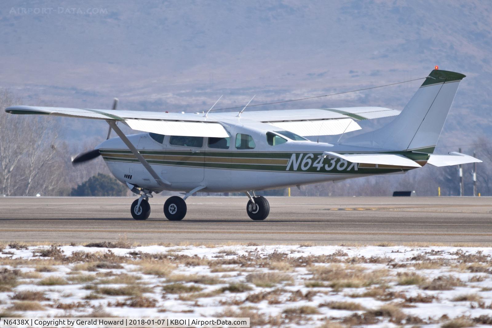 N6438X, 1980 Cessna TU206G Turbo Stationair C/N U20605887, Awaiting clearance for RWY 10R.