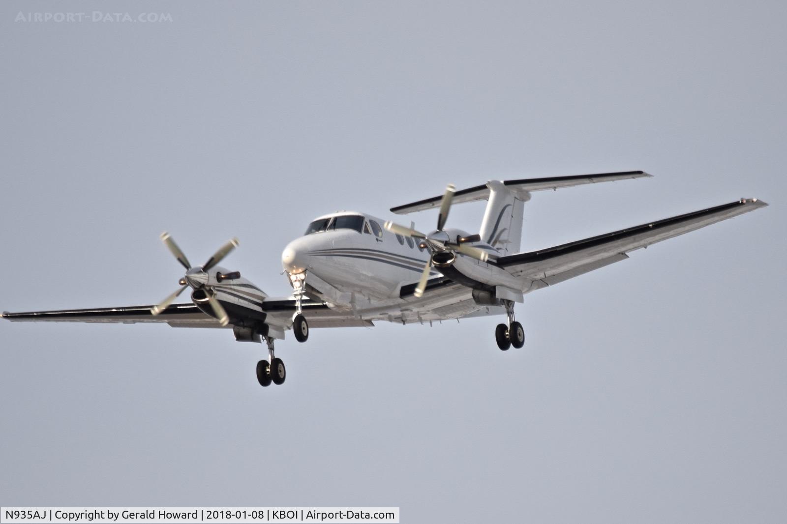 N935AJ, 1981 Beech B200 King Air C/N BB-935, Landing RWY 10L.