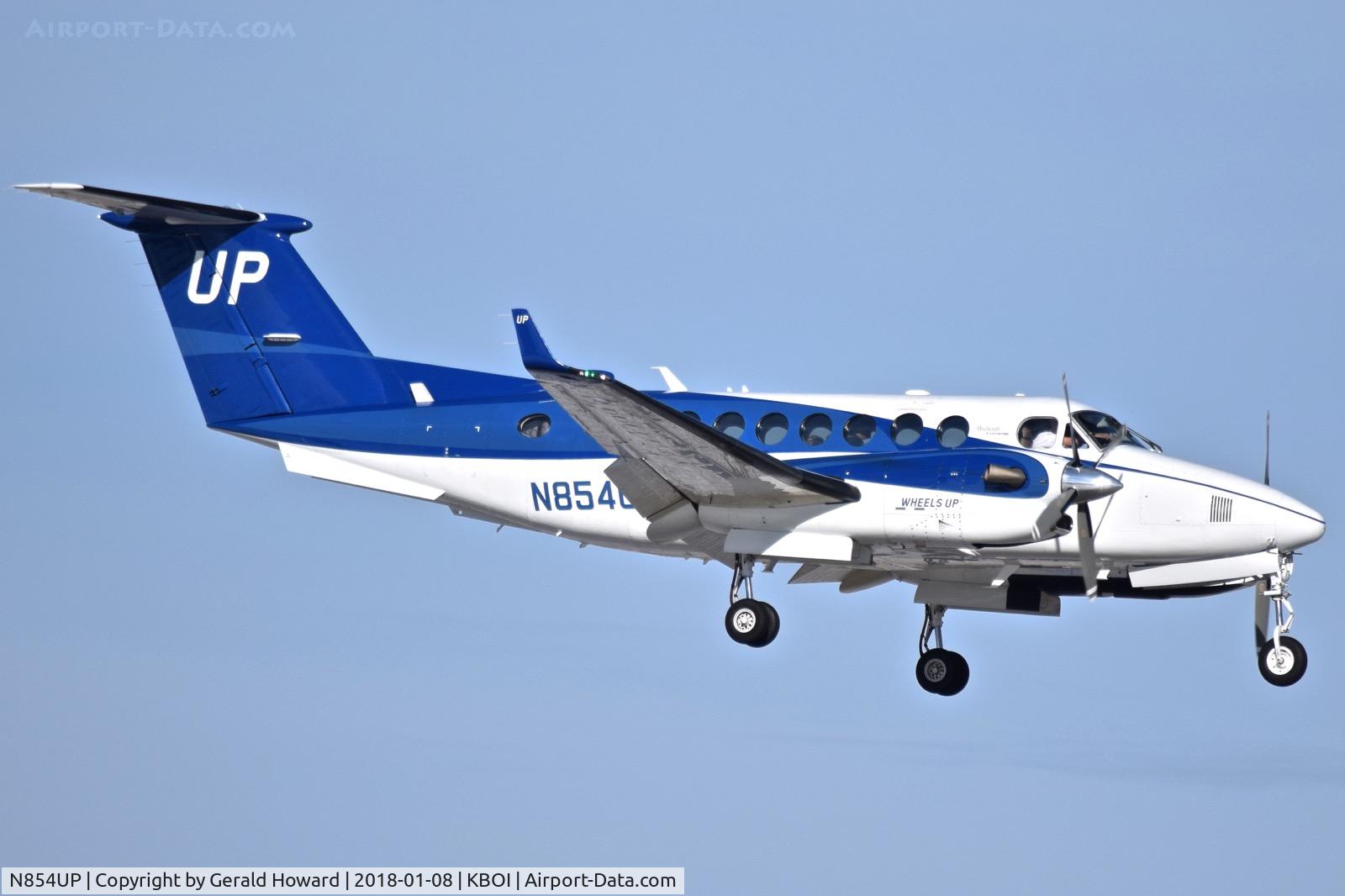 N854UP, 2015 Beechcraft 350i King Air (B300) C/N FL-1019, Landing RWY 10L.