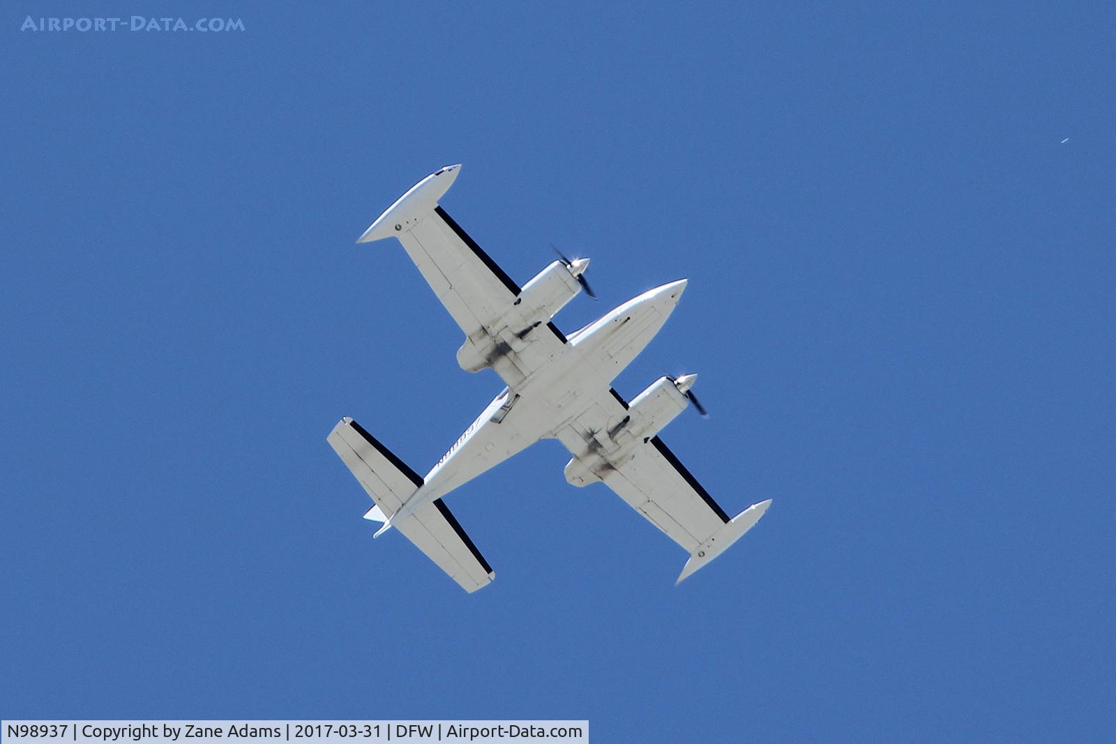 N98937, 1976 Cessna 310R C/N 310R0655, Flying over DFW Airport