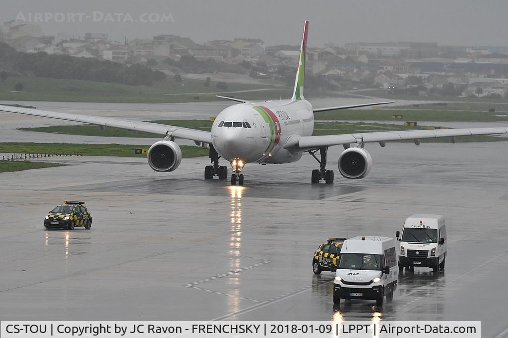 CS-TOU, 2009 Airbus A330-343 C/N 997, rainy weather for departure, TAP59 to Brasilia (BSB)