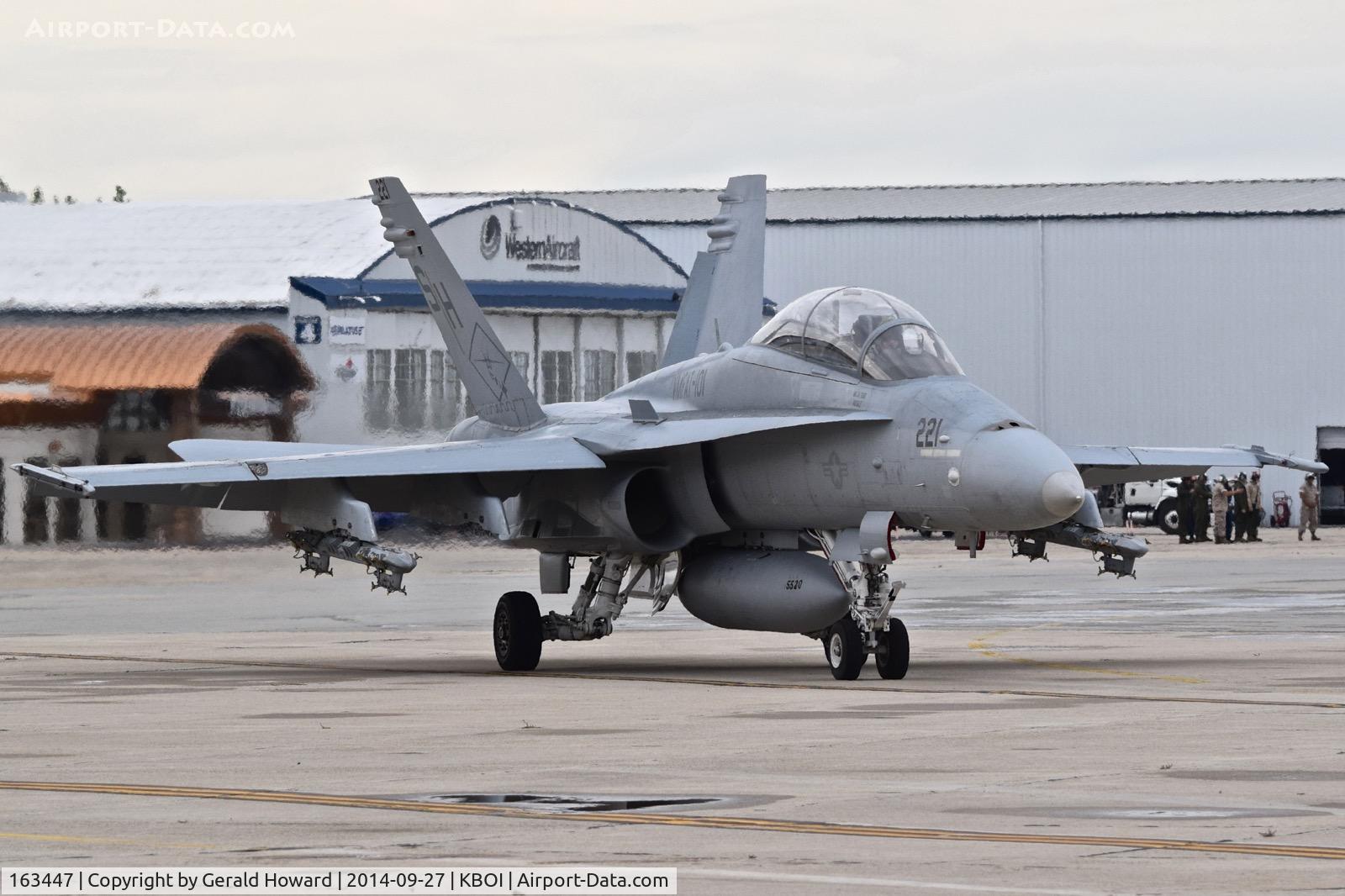 163447, 1987 McDonnell Douglas F/A-18D Hornet C/N 0654/D005, Taxiing from the south GA ramp.
