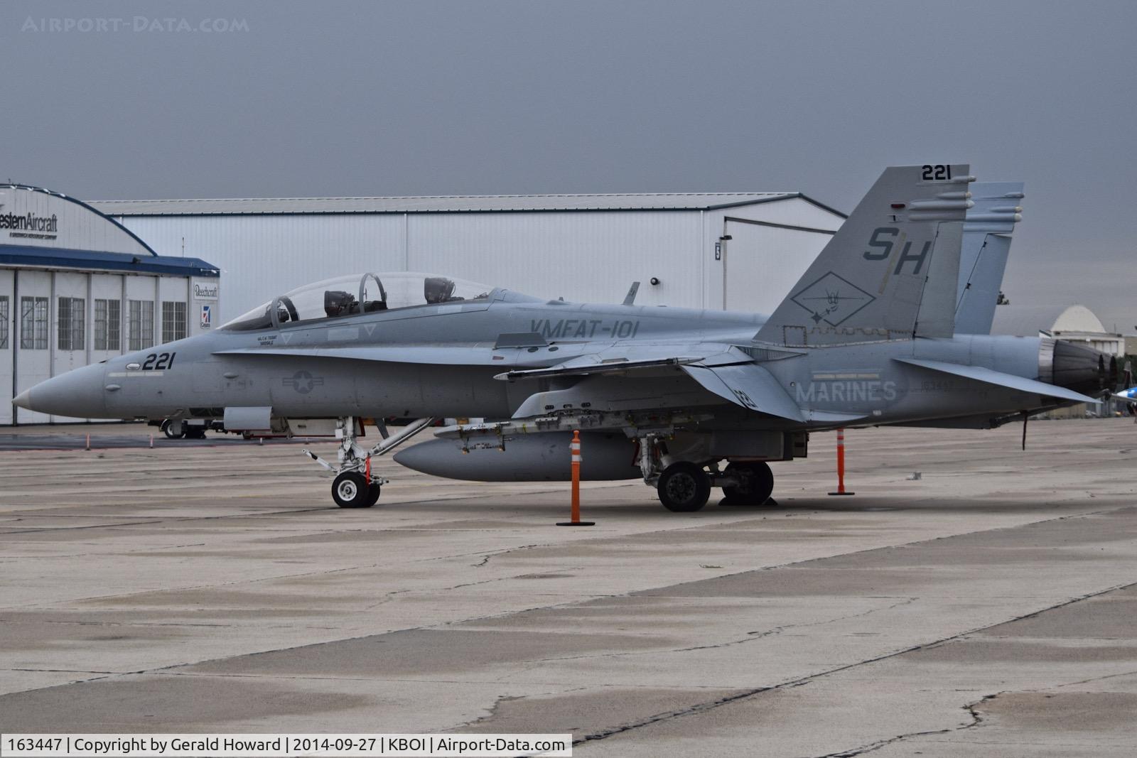 163447, 1987 McDonnell Douglas F/A-18D Hornet C/N 0654/D005, Parked on south GA ramp.  VMFAT-101, NAS Miramar, CA.