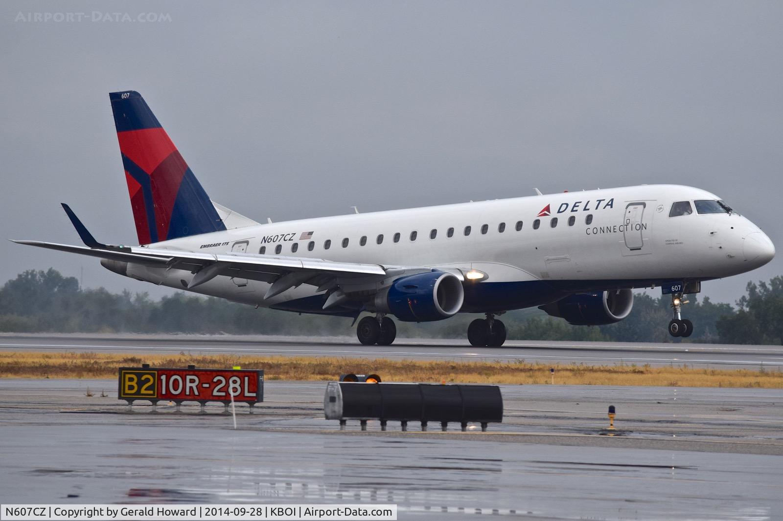 N607CZ, 2007 Embraer 170SU (ERJ-170-100SU) C/N 17000192, Landing RWY 10R.