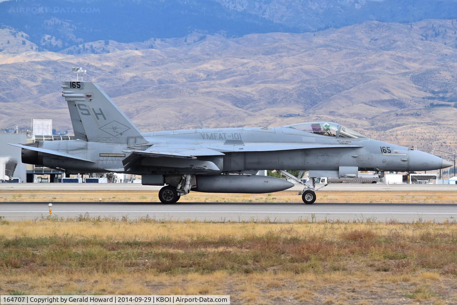 164707, McDonnell Douglas F/A-18C Hornet C/N 1149/C312, Landing roll out on RWY 10R.  VMFAT-101 