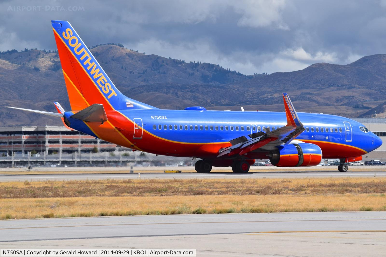 N750SA, 1999 Boeing 737-7H4 C/N 29802, Landing roll out on RWY 10R.