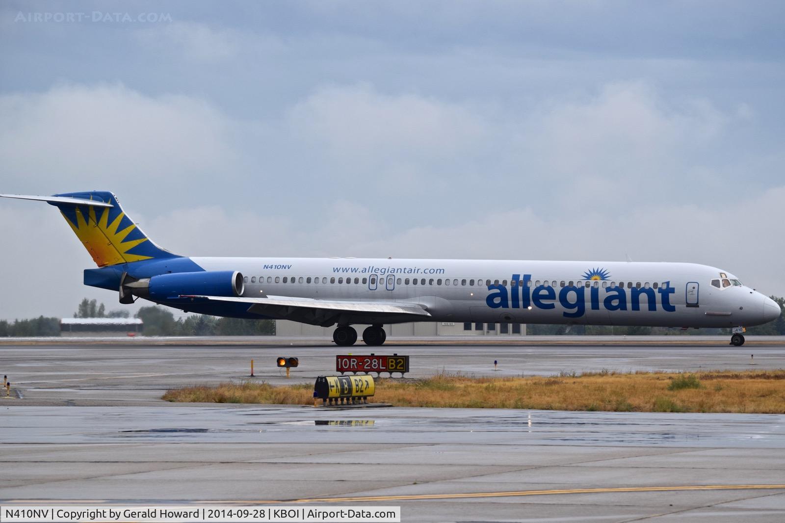 N410NV, 1992 McDonnell Douglas MD-83 (DC-9-83) C/N 49965, Landing roll out on RWY 10R.