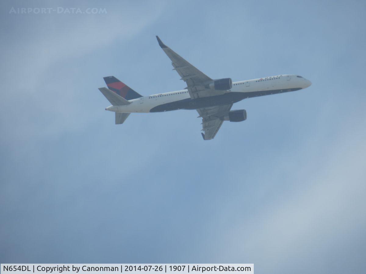 N654DL, 1990 Boeing 757-232 C/N 24394, Landing