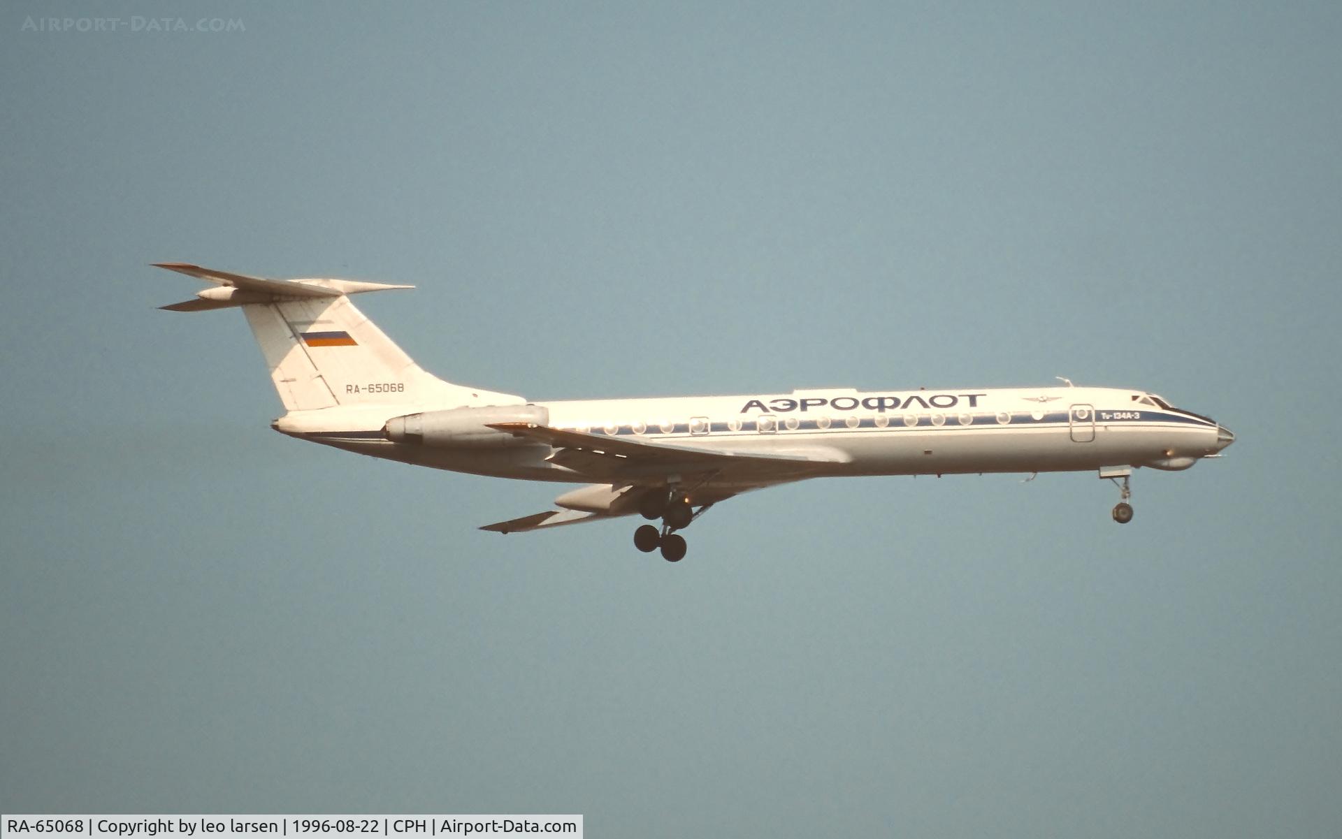 RA-65068, 1977 Tupolev Tu-134A-3 C/N 49907, Copenhagen 22.8.1996 app to R-04L