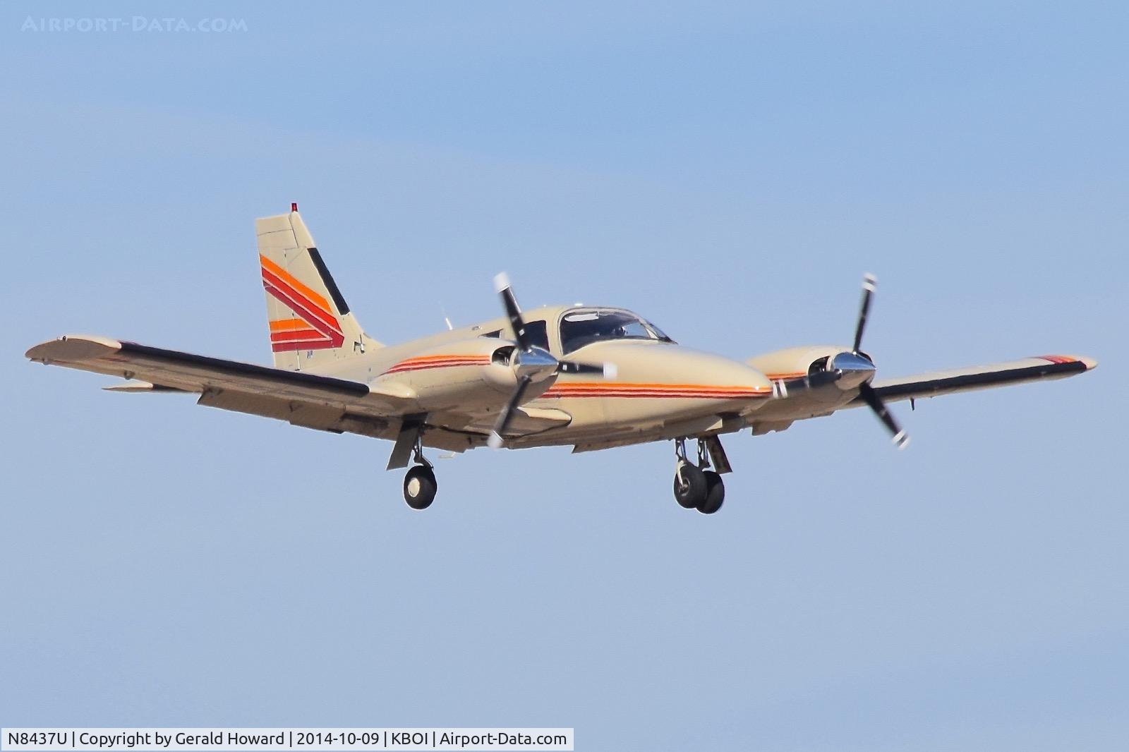 N8437U, 1981 Piper PA-34-220T Seneca C/N 34-8133235, Landing RWY 10R.