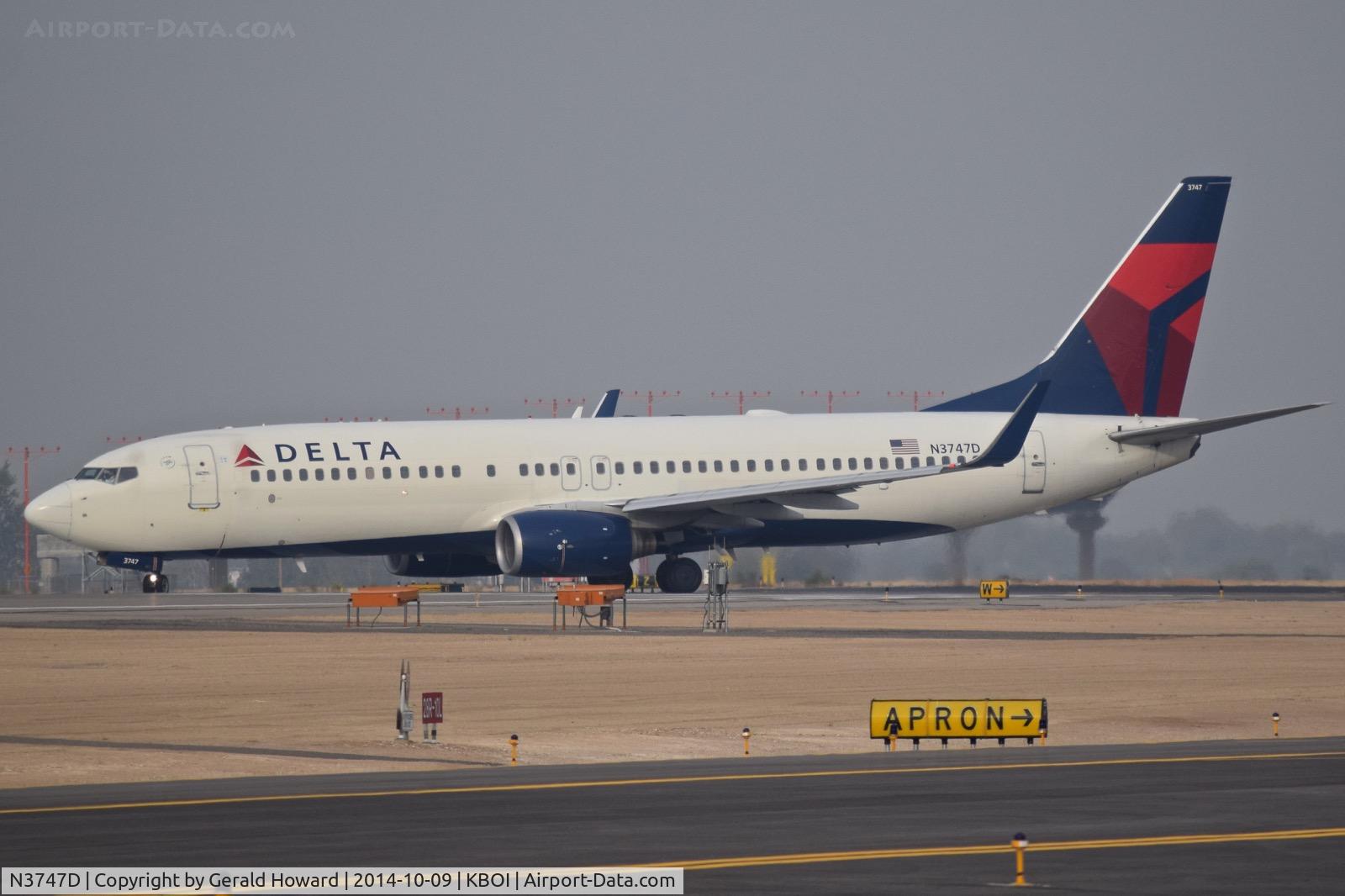 N3747D, 2001 Boeing 737-832 C/N 32374, Turning onto RWY 10L.