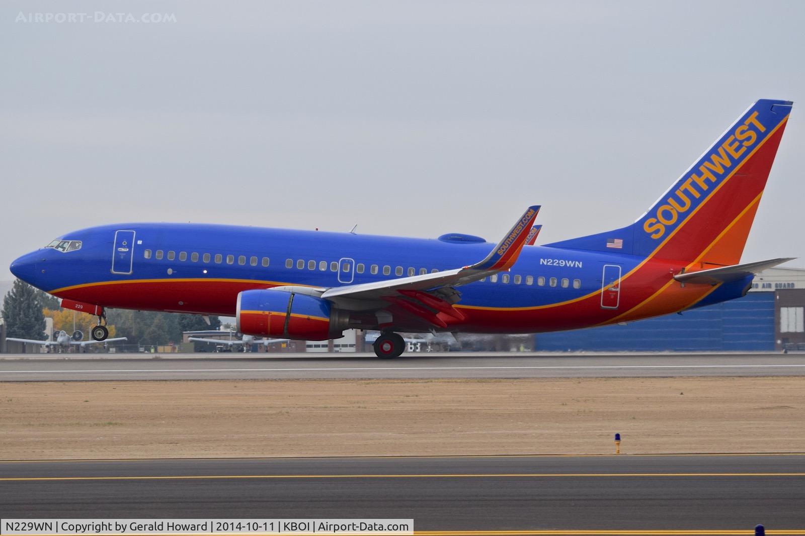 N229WN, 2006 Boeing 737-7H4 C/N 32498, Landing roll out on RWY 10L.