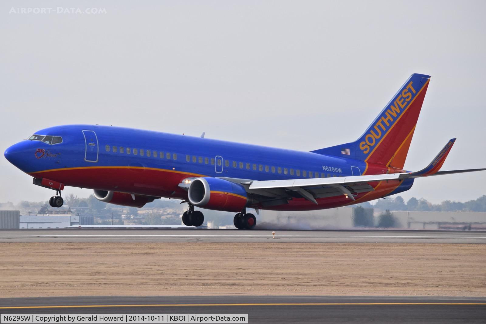 N629SW, 1996 Boeing 737-3H4 C/N 27704, Landing RWY 10L.