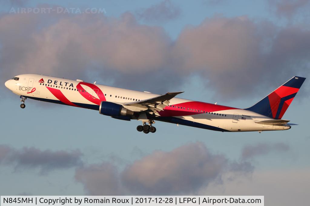 N845MH, 2002 Boeing 767-432/ER C/N 29719, Take off