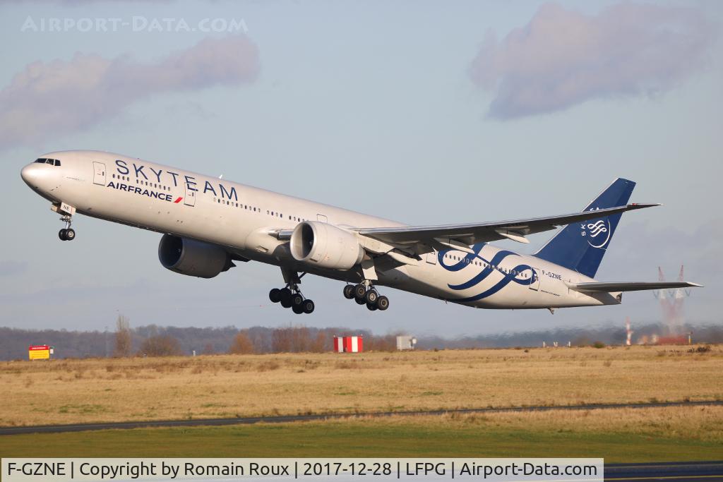 F-GZNE, 2009 Boeing 777-328/ER C/N 37432, Take off