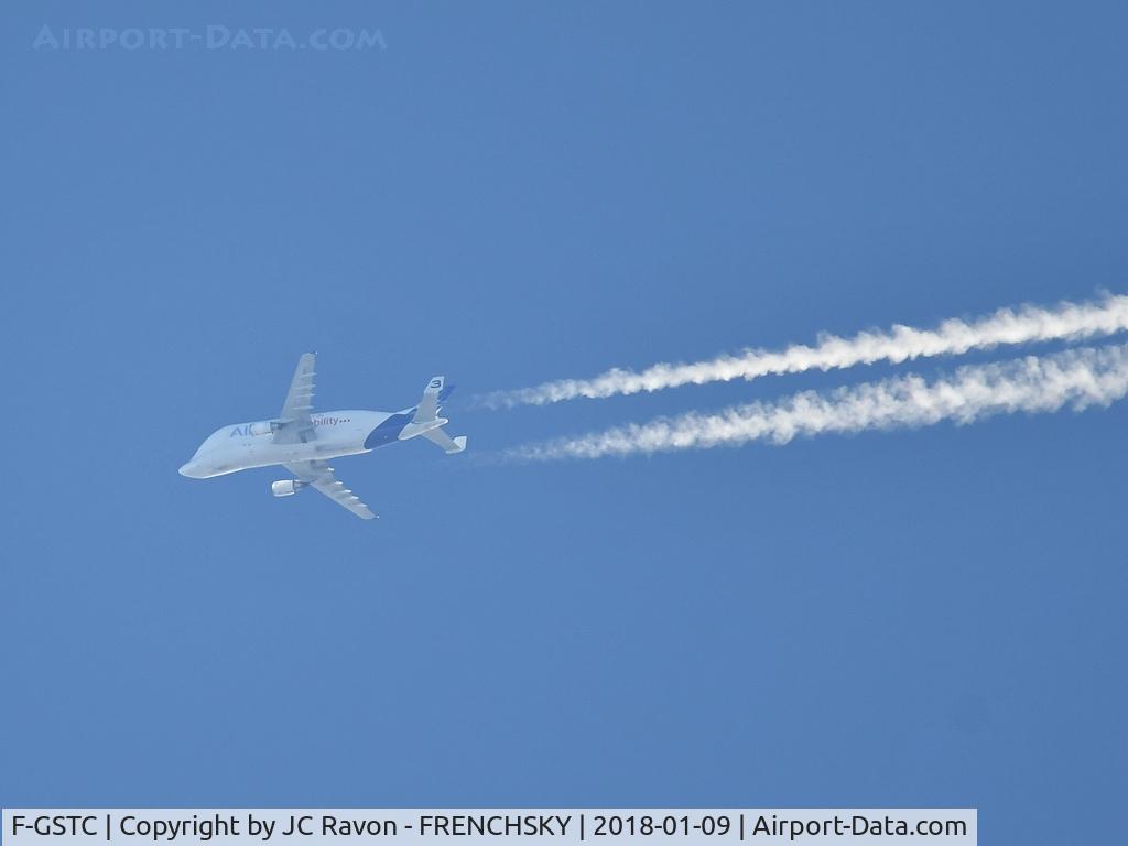 F-GSTC, 1997 Airbus A300B4-608ST Super Transporter C/N 765, level 300 overflying Bordeaux city, BGA163C