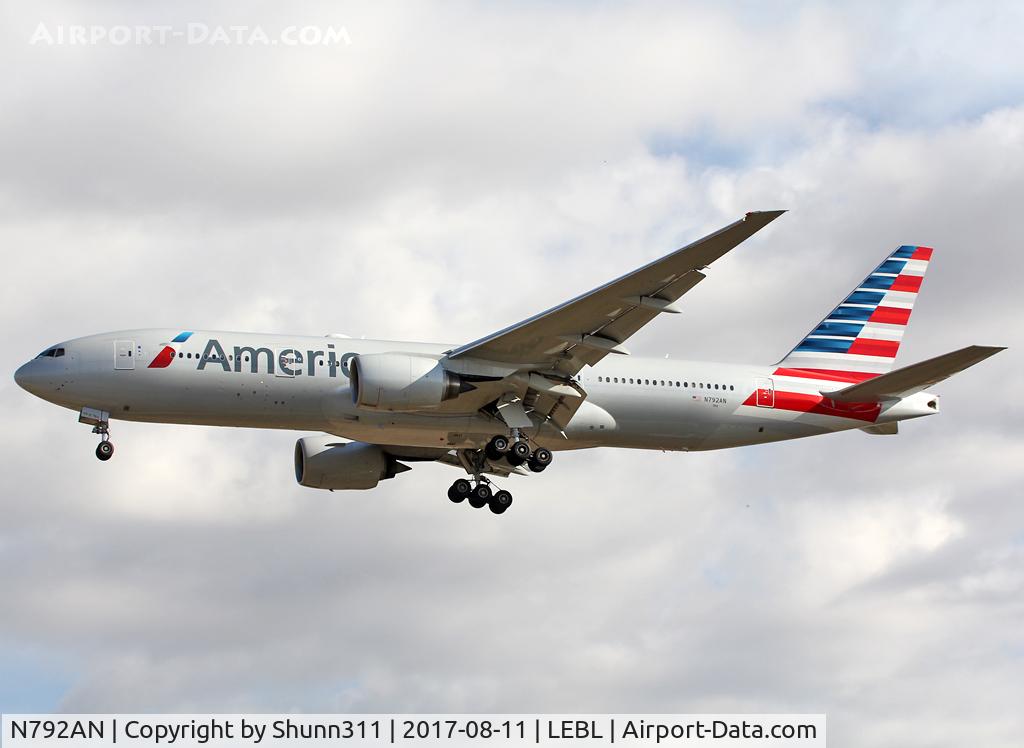 N792AN, 2000 Boeing 777-223 C/N 30253, Landing rwy 25R