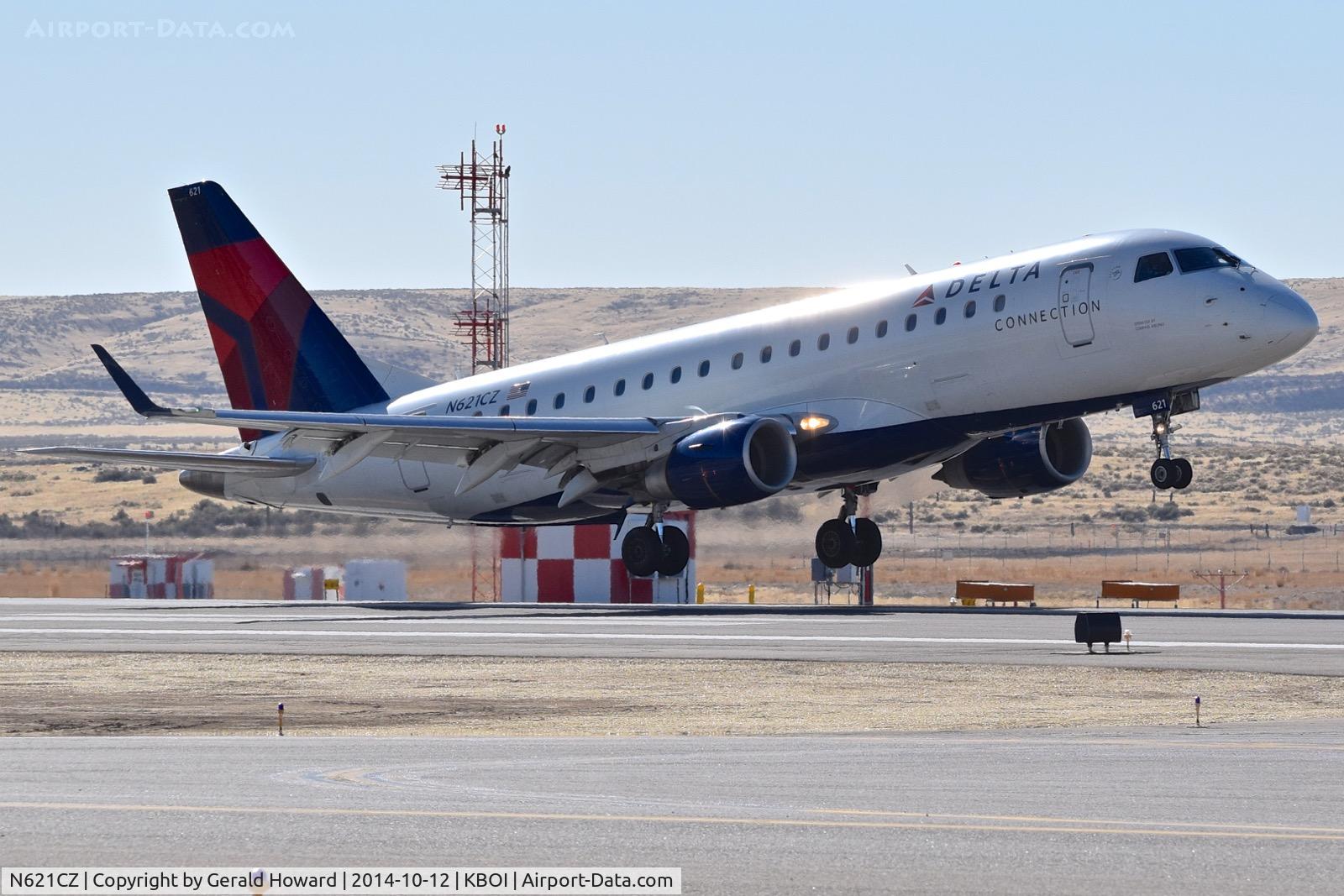 N621CZ, 2008 Embraer 175LR (ERJ-170-200LR) C/N 17000218, Landing RWY 28R.