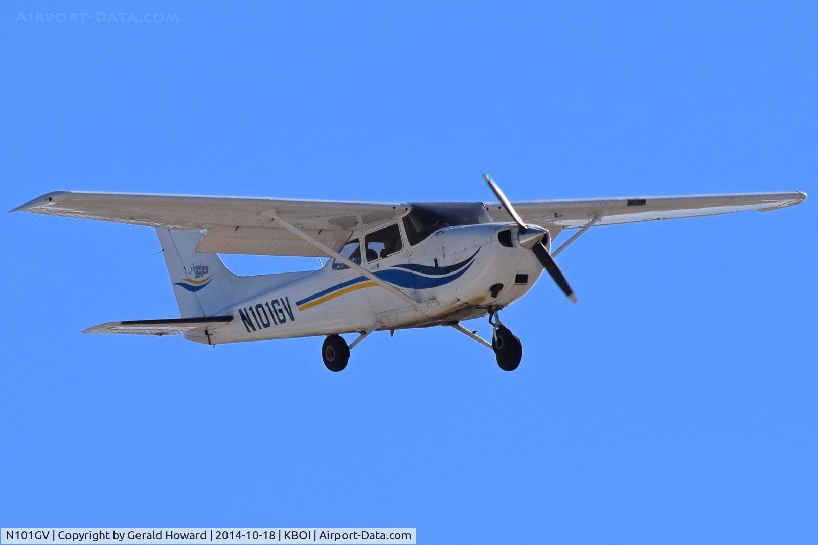 N101GV, 1998 Cessna 172S C/N 172S8021, On final for RWY 28R.