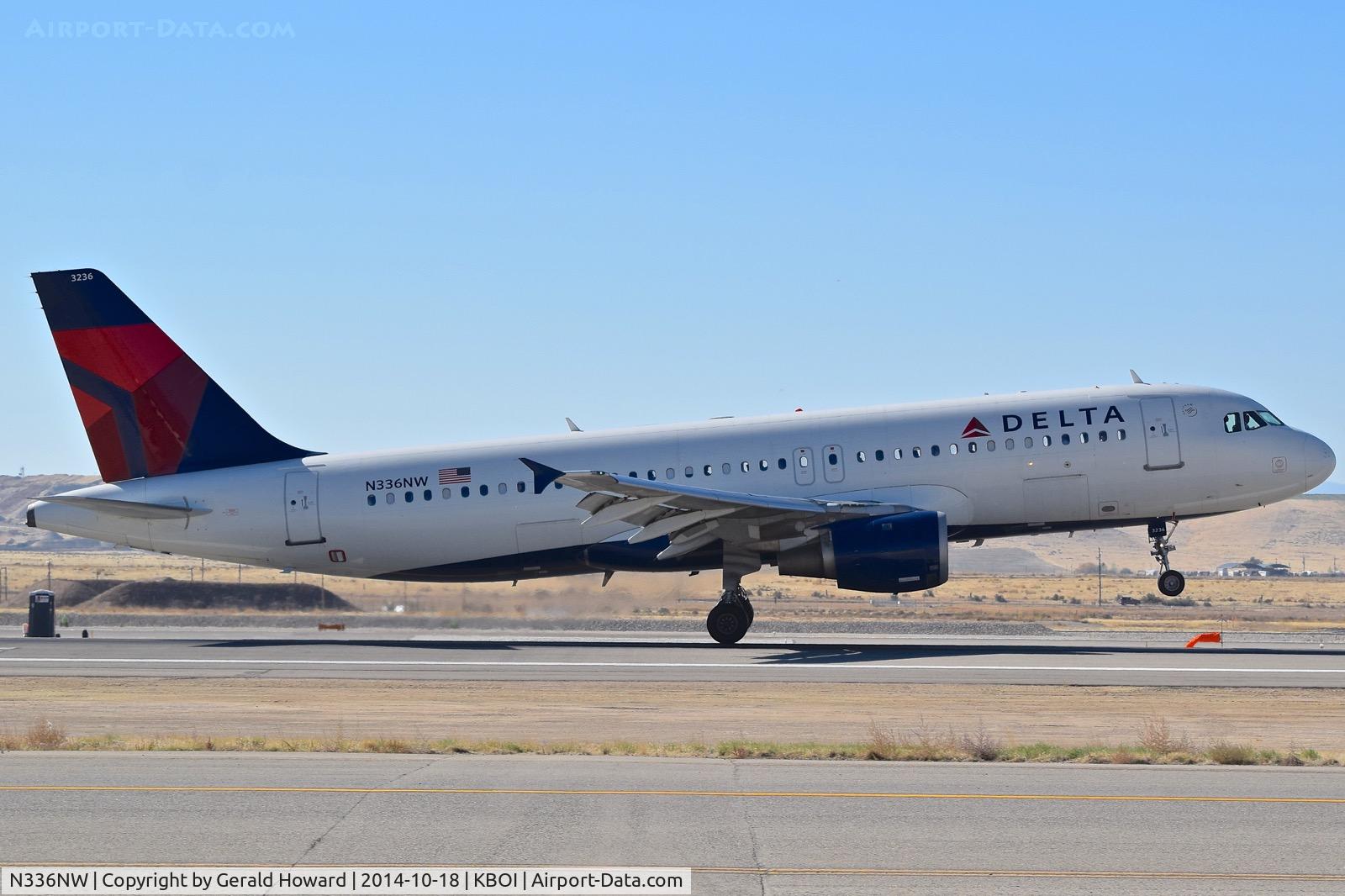 N336NW, 1992 Airbus A320-212 C/N 355, Landing RWY 28R.