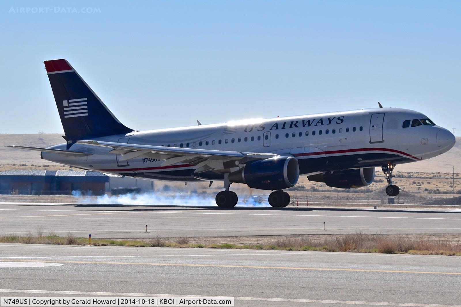 N749US, 2000 Airbus A319-112 C/N 1313, Landing RWY 28R.